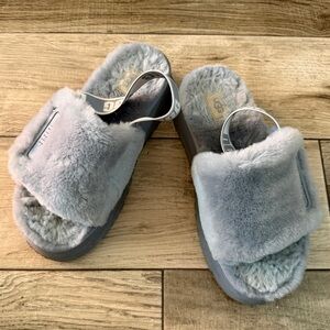 Ugg womens size 7 Color grey, fluffy fur platform slipper